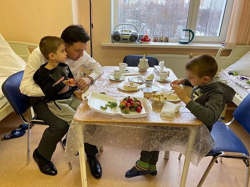 С ребятами встретился пришел губернатор Московской области Андрей Воробьев.