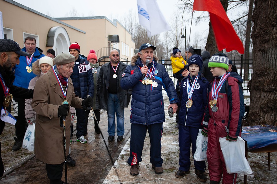 Награждение членов клуба. Фото: Андрей ГАШЕВ