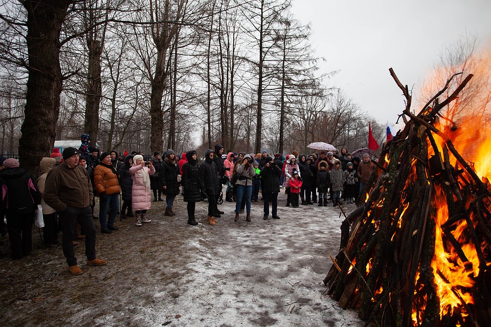 Участники заплыва зажгли Большой поминальный костер памяти жертв блокады. Фото: Андрей ГАШЕВ