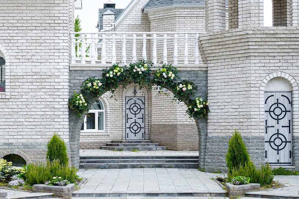 Замок сдают в аренду для фотосессий и свадеб. Фото: Свадебные апартаменты Мраморный Замок/vk.com