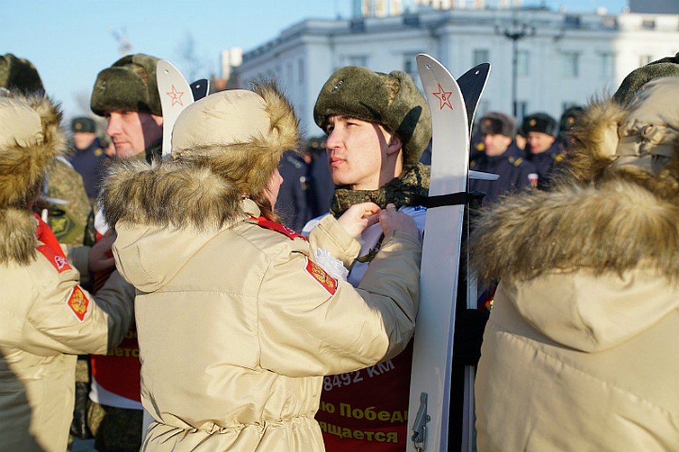 Проводить бойцов в долгий путь пришли в том числе и юнармейцы Фото: Администрация Хабаровска