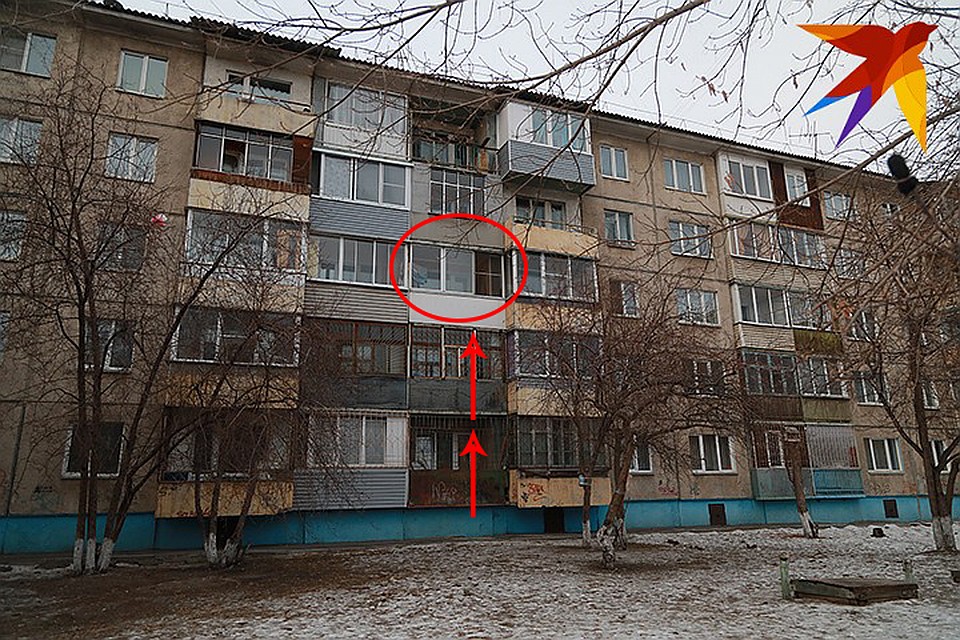 Виктор забрался на балкон по металлическим решеткам