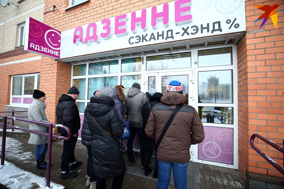 Эта очередь в спальном районе считается совсем скромной - обычно ради нового завоза собираются не меньше 20 человек. Фото: Святослав ЗОРКИЙ
