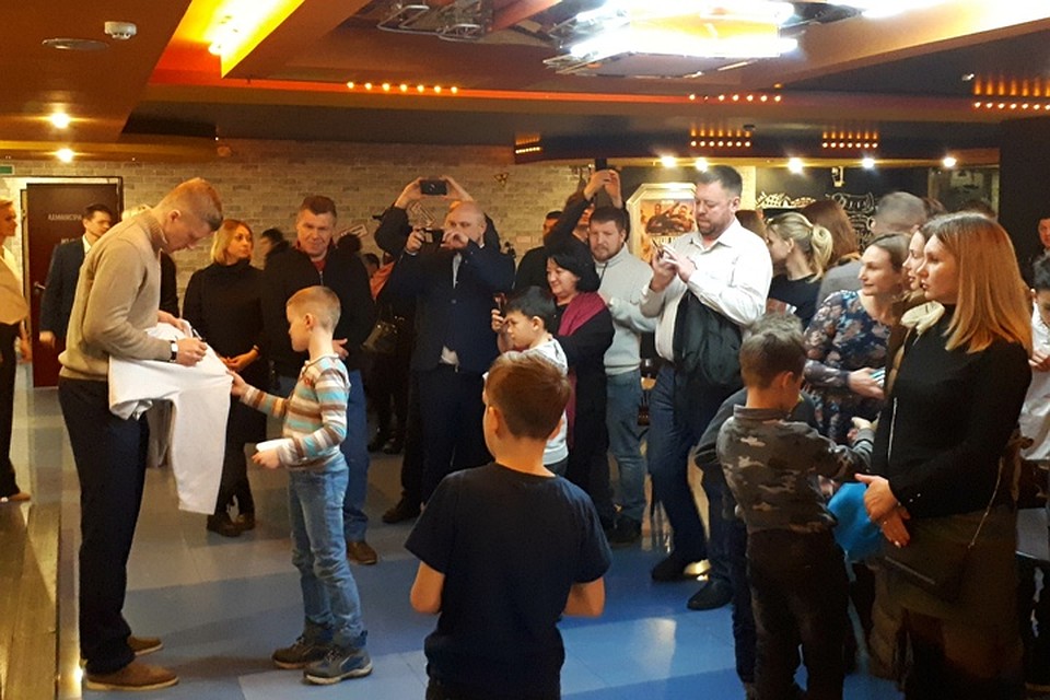 Когда в кинозале загорелся свет, ока одна половина зрителей вытирала слезы, другая – аплодировала увиденному. ФОТО: Артем СМИРНОВ