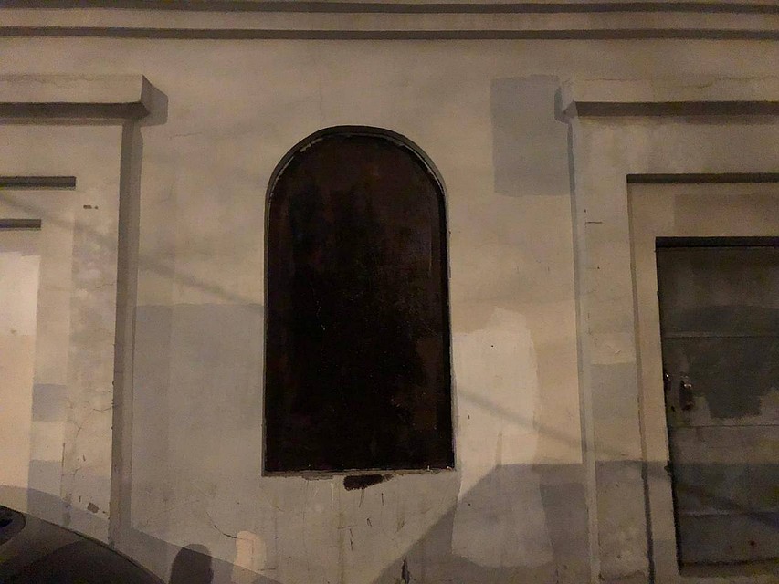 Кто-то из граффитчиков закрасил Иоанна черной краской. Фото: из архива А.Беликова