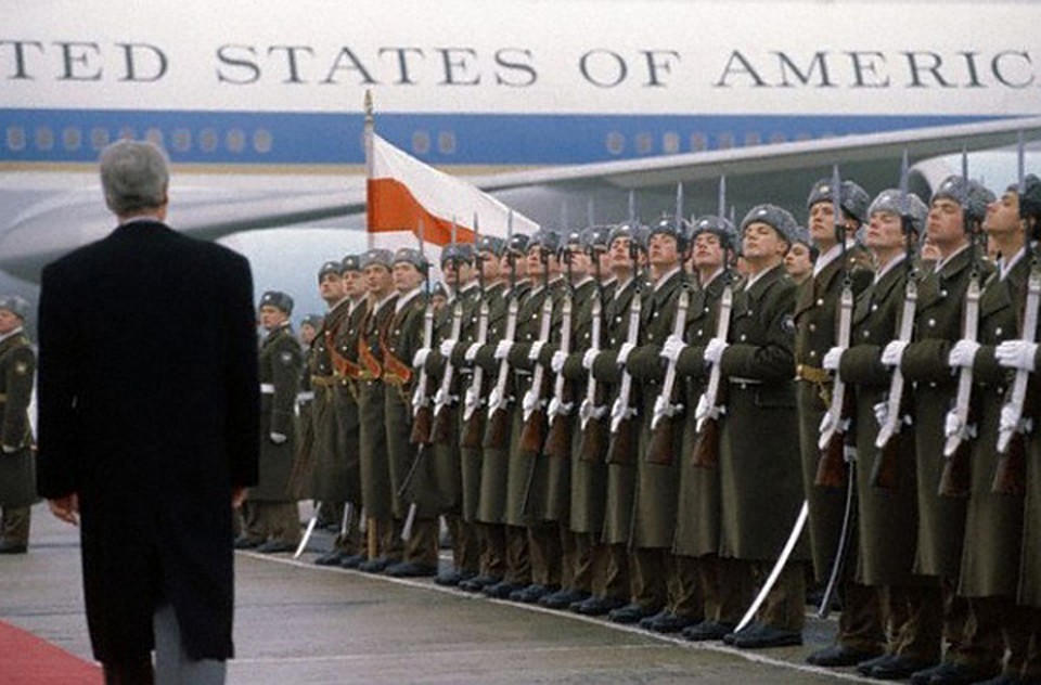 В январе 1994 в Минск на шесть часов прилетал президент США Билл Клинтон. Он провел переговоры с руководителем Беларуси Станиславом Шушкевичем.