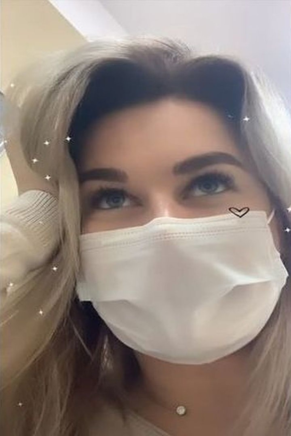 Полина описывает все, что с ней происходит у себя в Инстаграме. На фото она дурачится, смеется. Но на самом деле сильно переживает, что могла подхватить коварный вирус. Фото: www.instagram.com/x________polinkop________x/
