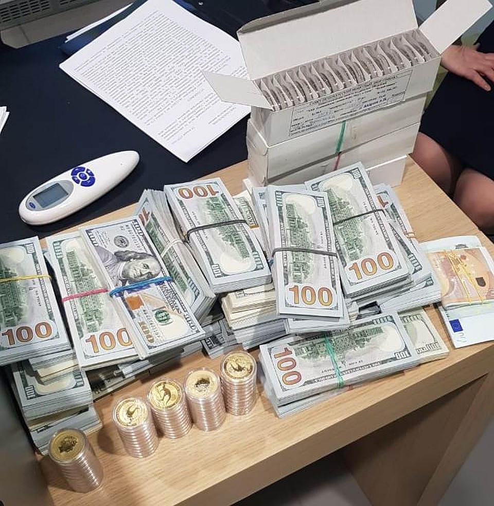 У лже-брокеров изъяли золото и доллары Фото: ГУ МВД по Петербургу и Ленобласти
