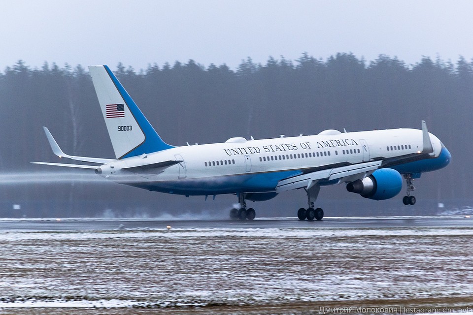 Госсекретарь США Майкл Помпео прибыл в Минск на самолете Air Force Two - так называют американский «Борт №2», на котором летает вице-президент, первая леди страны и госсекретарь. Фото: Дмитрий МОЛОКОВИЧ.