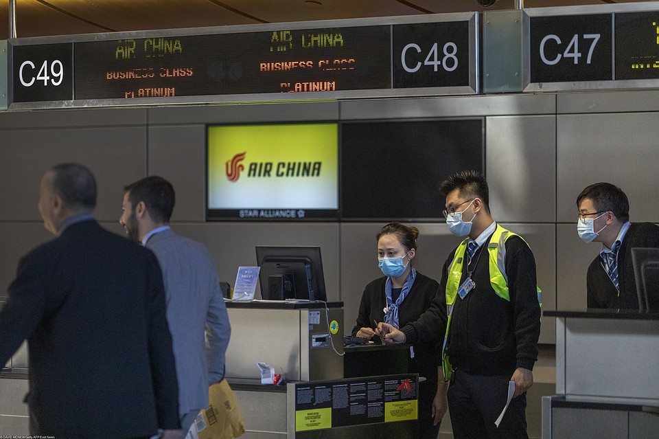 Сотрудники авиакомпании Air China встречают пассажиров рейса из Китая, аэропорт Лос-Анджелеса. Фото: EAST NEWS