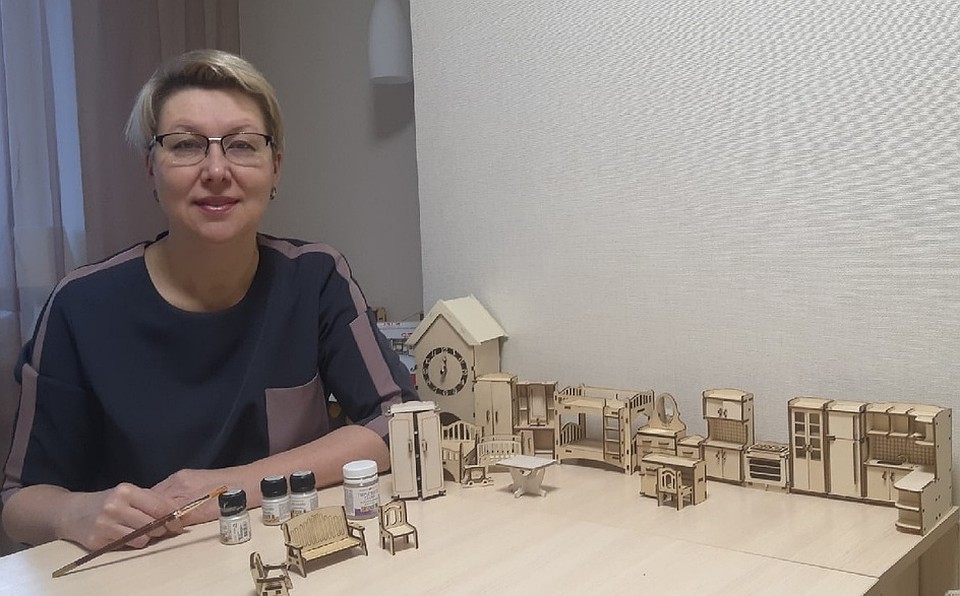 Галина Нагаева недавно начала собирать мебель для кукольных домиков. Фото из архива публикации