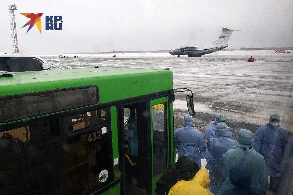 Все специалисты, встречавшие спецборт, работали в защитных костюмах и специальных масках. Фото: Кира Санникова