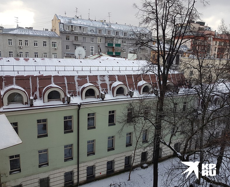 Вид из окна жилого дома в Трехпрудном переулке, жители которого переживают, что у них перед глазами появятся девятиэтажки. Фото: Алиса ТИТКО
