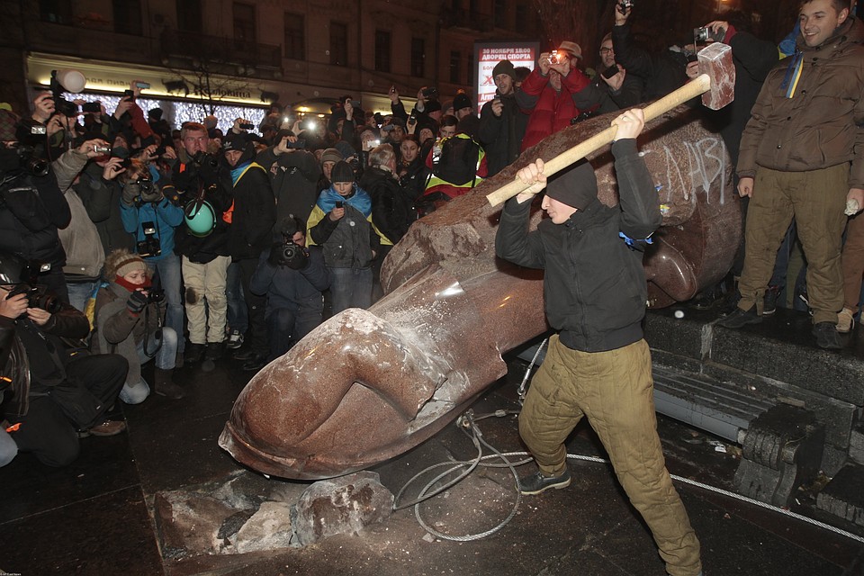 Стихийный снос памятника Ленину в Киеве, декабрь 2013 года. Фото: EAST NEWS