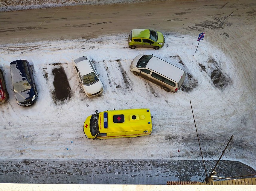 В Тюмени из окна выпала девушка. Фото - очевидцы.