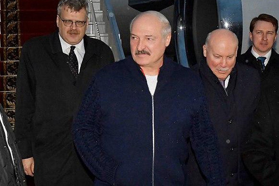 Лукашенко вышел из самолета в спортивном костюме. Фото: телеграм-канал "Пул №3".
