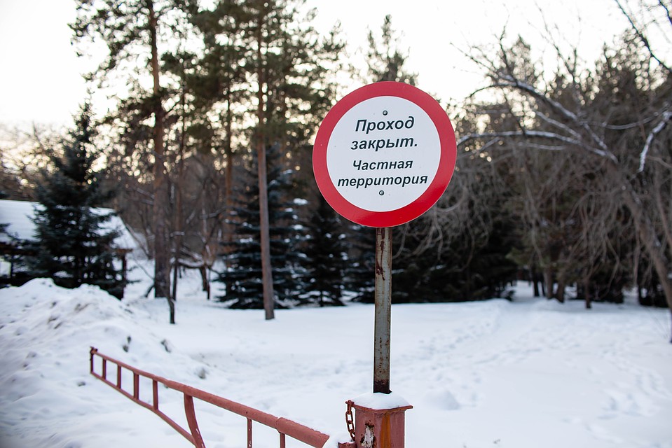 Такие преграды нынче у южной стены «Уральской молнии». Фото: Валерий ЗВОНАРЕВ
