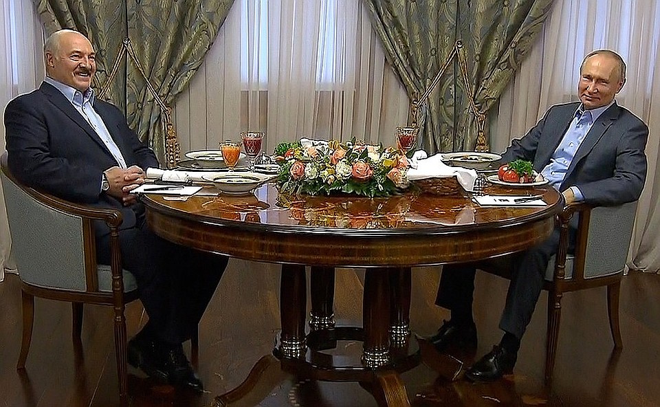 Президенты общались тет-а-тет за завтраком. Фото: kremlin.ru