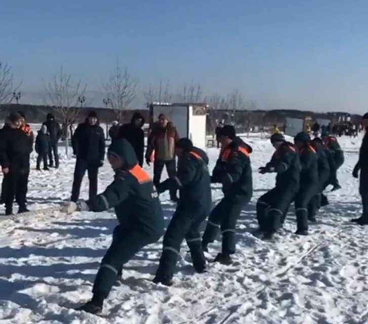 Желающие смогли принять участие в соревнованиях по перетягиванию каната. Фото: Фото автора.