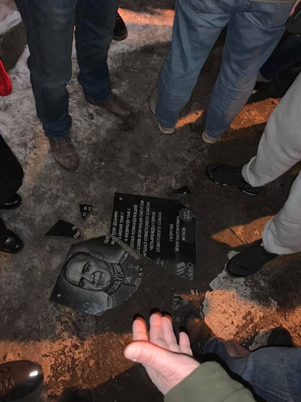 В Одессе вновь снесли памятную доску маршала Жукова Фото: Facebook