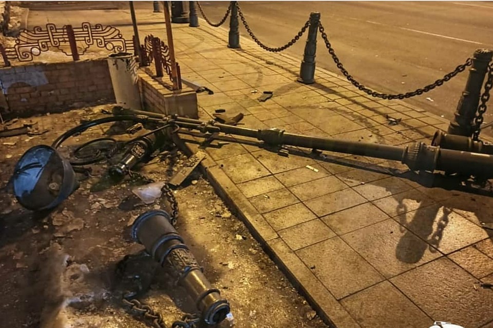 Удар оказался такой силы, что металлические ограждения не выдержали. Фото: AK_VDK, dps_vl