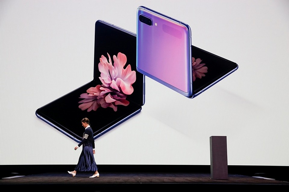 В сложенном состоянии Samsung Galaxy Z Flip легко сможет уместиться в ладони или кармане Фото: REUTERS