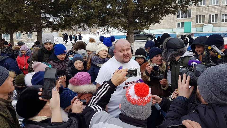 Спортсмена буквально окружили после выступления. Фото: предоставлено героем публикации