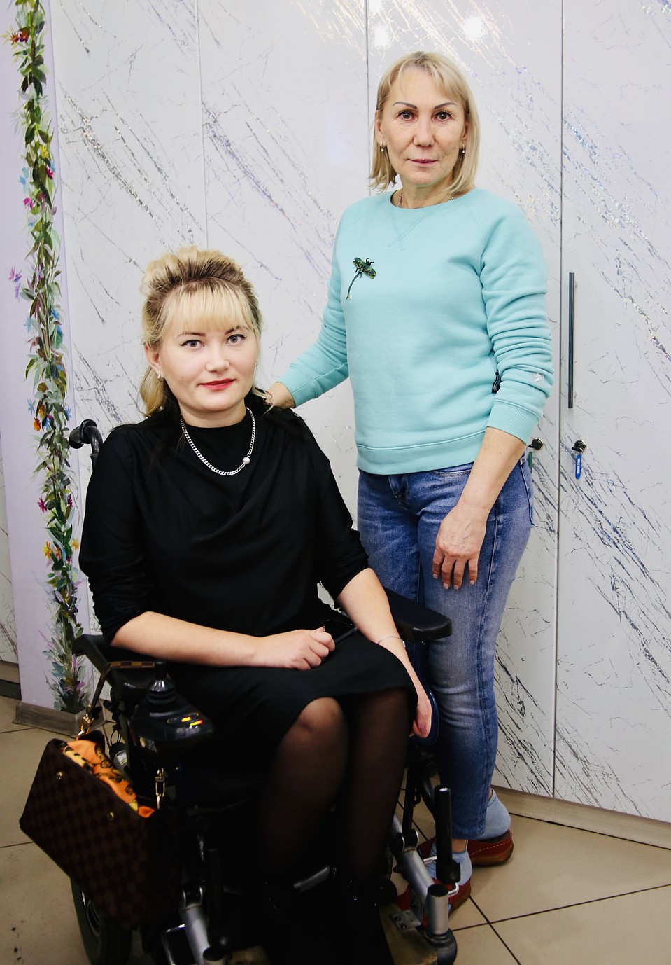 Депутат гордумы Светлана Козлова и хозяйка Салона красоты Марина Леонович.