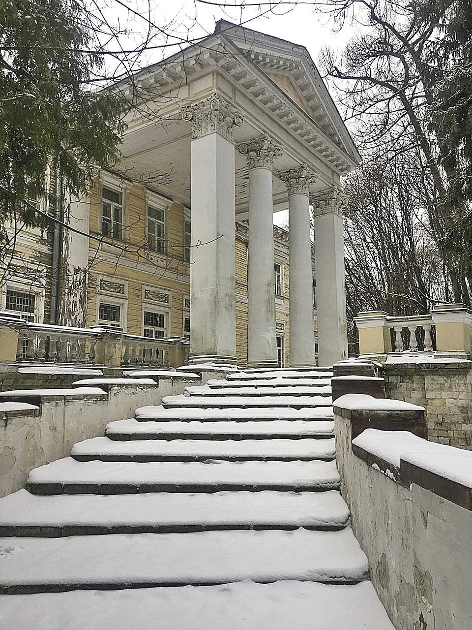 По словам сотрудников санатория, особняк не реставрировался с 1917 года. Фото: Евгения КОРОБКОВА