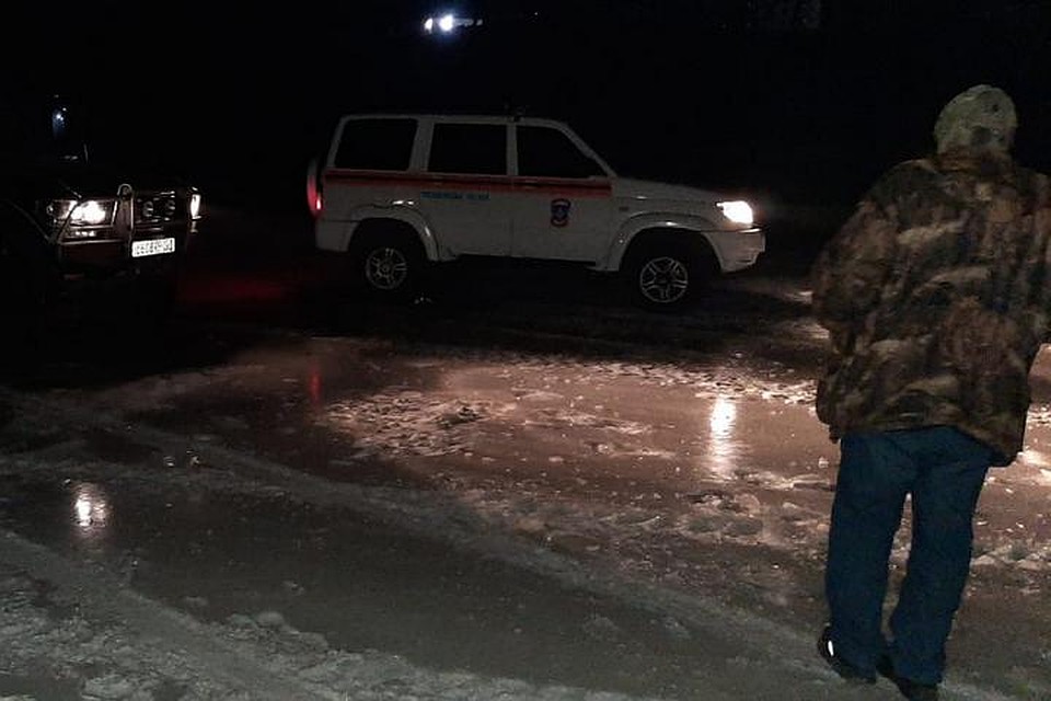 Под Хабаровском автомобиль с двумя рыбаками провалился под лед Фото: ГУ МЧС России по Хабаровскому краю