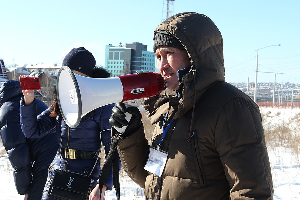 Жильцы дома на Пискунова, 40 выступили на митинге против сноса жилья. Фото: Юлия ПЫХАЛОВА