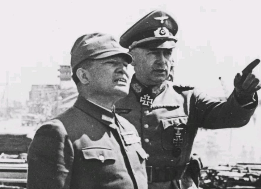 Июль 1942 г. Японский посол в Германии генерал Хироси Осима (1886—1975) и генерал Рихард Руофф (1883-1967), на Буденновском спуске в Ростове.