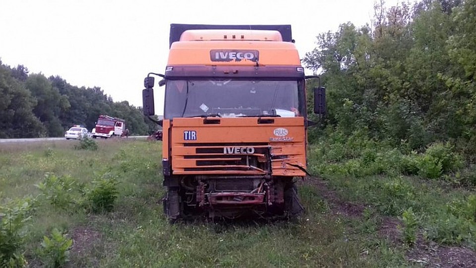 Грузовик после столкновения вынесло в кювет. Фото: с сайта ГУ МВД России по Воронежской области.