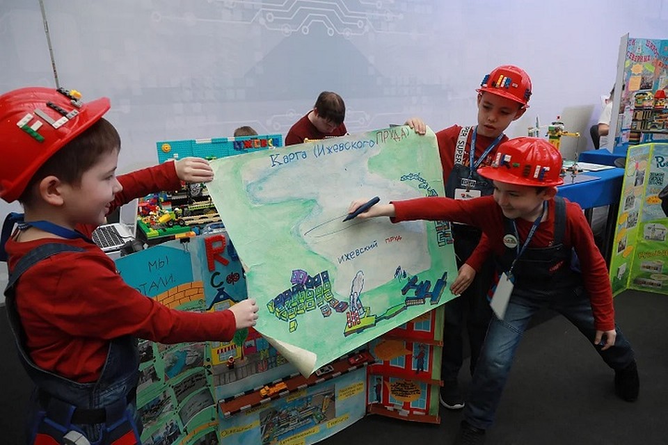 Строители создали свои костюмы из "стройматериалов", деталей конструктора LEGO Education . Фото: Мария ЛЕНЦ
