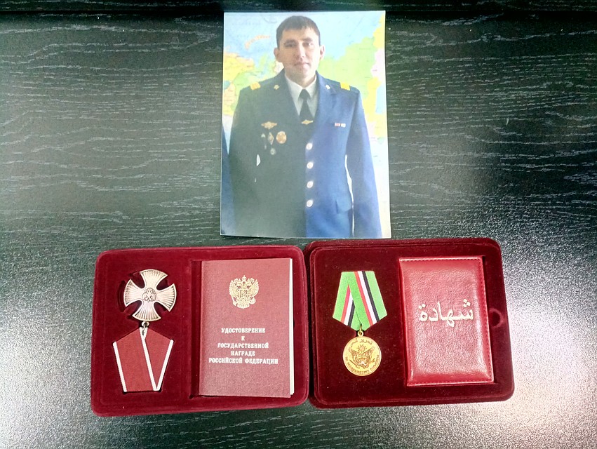 Последние награды Виталия Емдюкова: медаль «За освобождение Пальмиры» и Орден Мужества Фото: Александра БУДАЕВА