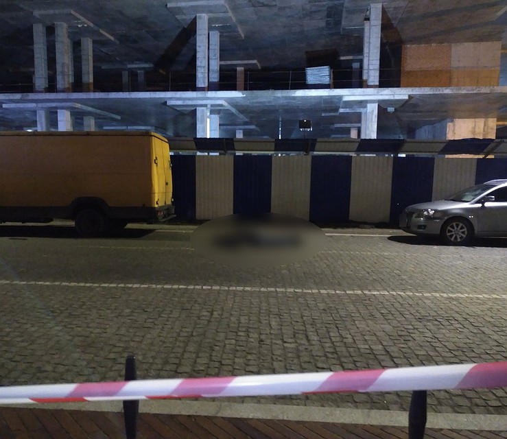 На дороге лежит тело мужчины. Фото: Группа "Сообщество автомобилистов Калининграда и области"