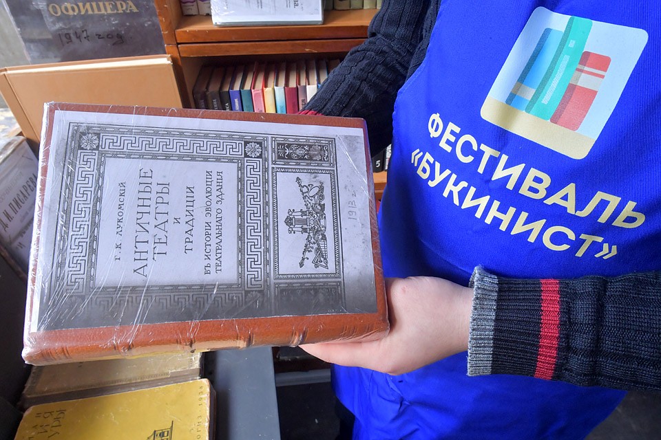 Есть на полках и раритеты. Фото: Владимир ВЕЛЕНГУРИН