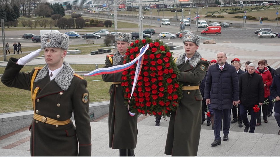 Визит российской делегации в Минск начался с возложения венков к стеле «Минск – город-герой». Фото предоставлено пресс-службой правительства Архангельской области