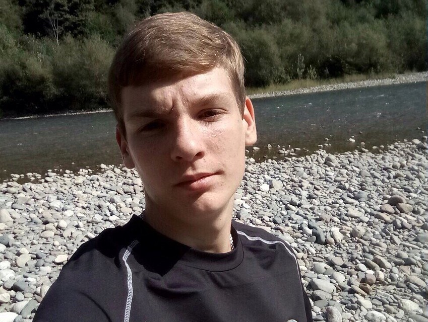 За то, что парень вытянул из воды утопающего одногруппника, его удостоили награды "Горячее сердце".