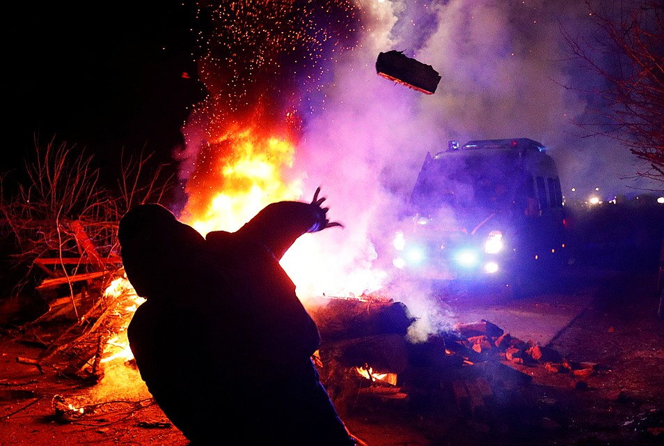 "Теплый прием" эвакуированных сограждан устроили жители Полтавщины Фото: REUTERS