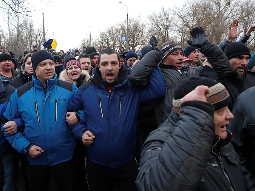 За свое поведение в Новых Санжарах украинцам стало стыдно потом, но виновата все равно Россия Фото: REUTERS