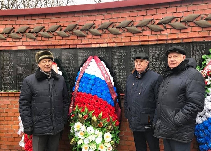 Участники митинга возложили к мемориалу цветы и траурные венки