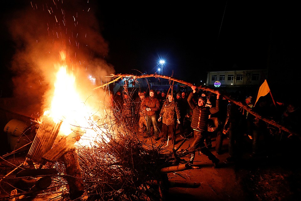 Местные жители грозили сжечь санаторий Фото: REUTERS