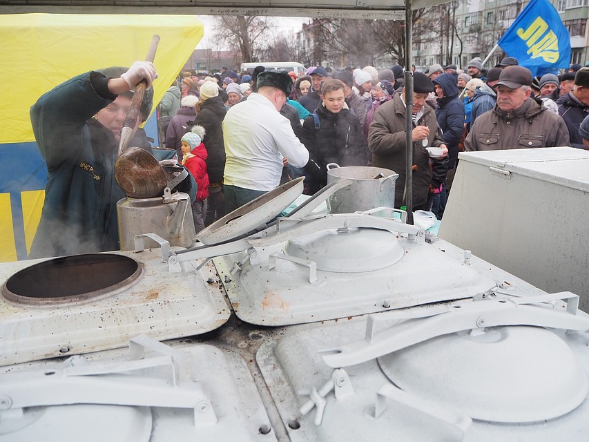 На митинге работала полевая кухня, всех желающих угощали гречневой кашей с тушенкой.