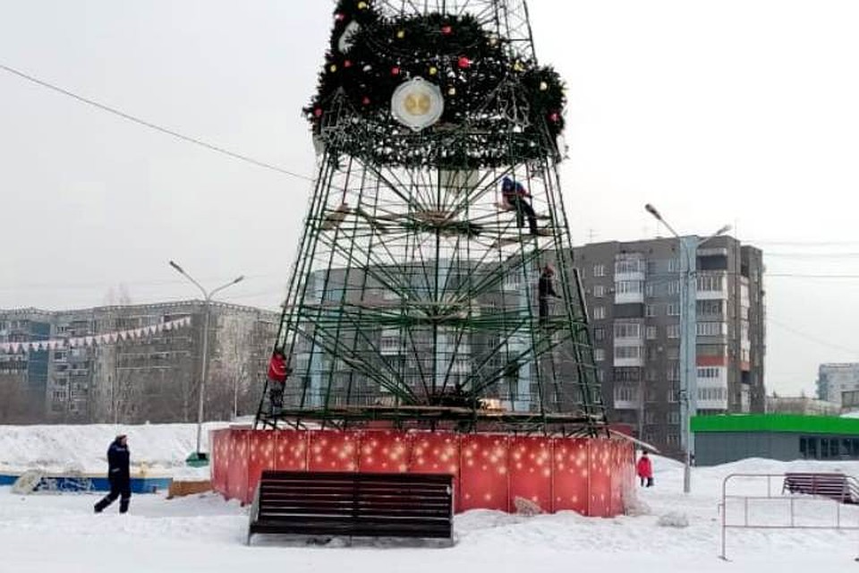 Рабочие внутри каркаса елки Фото: Галина ШЕЛГАЧЕВА