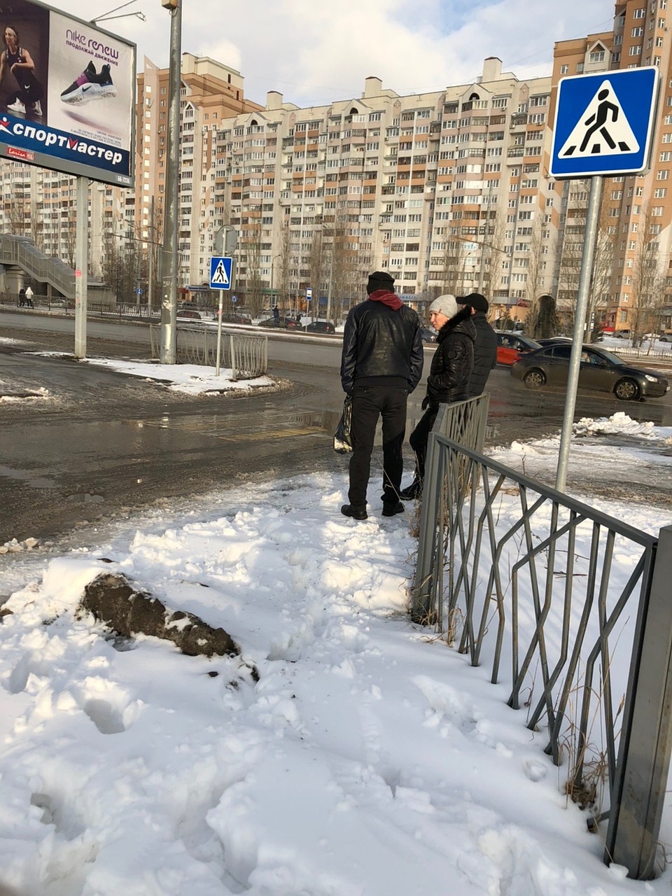 Большинство прохожих не знали, что в больницу эвакуированы трое зараженных коронавирусом людей. Фото: Алина ГАБДУЛИНА