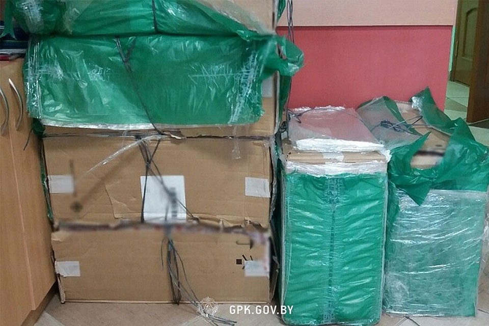 Пограничники нашли "закладки" контрабандистов: коробки с подакцизными товарами. Фото: ГПК.