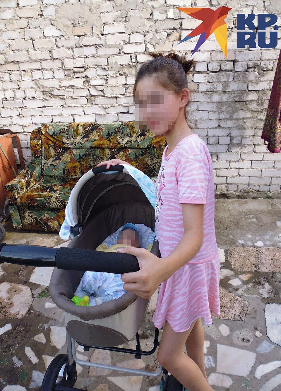 Девочка нянчит сына своей тети.