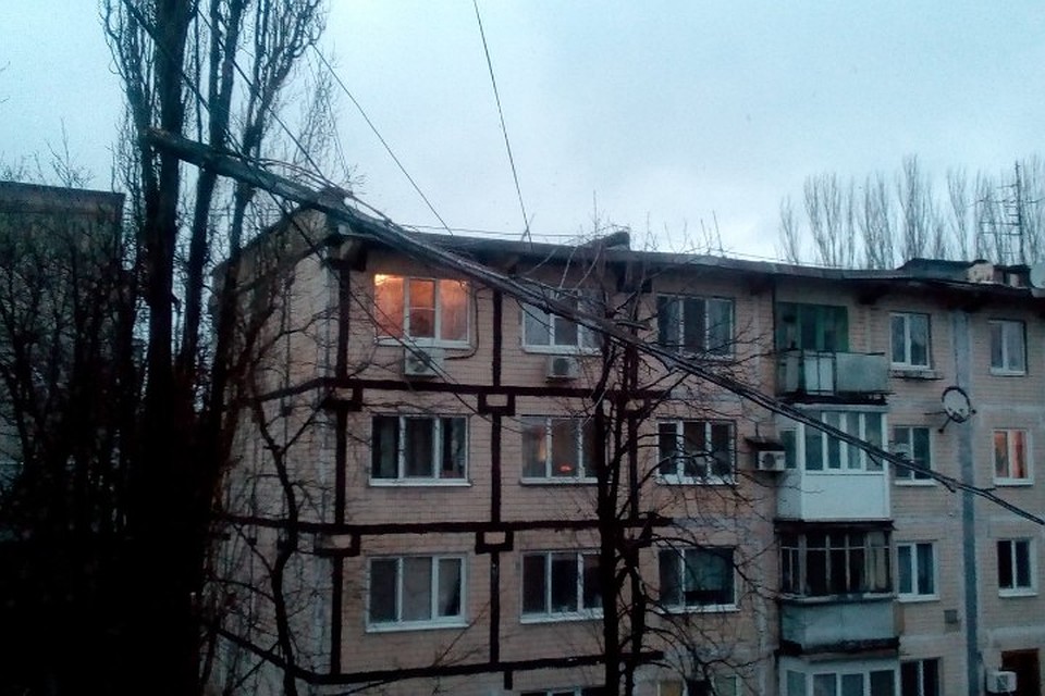 Коммунальные службы разбираются с последствиями непогоды с самого утра. Фото: группа "Инцидент в Донецке"