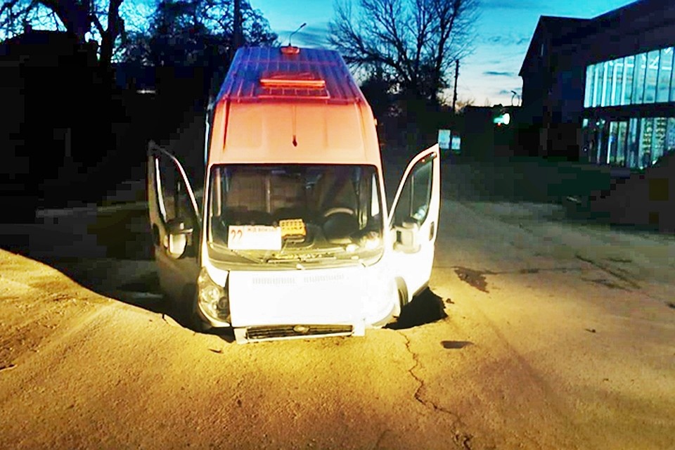 Бампер уперся в асфальт, автомобиль наклонился вперед, а задние колеса немного оторвались от земли. Фото: ГИБДД